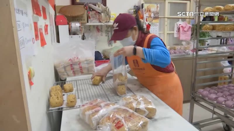 饅頭店家大量製作各式口味的饅頭，要免費送給香客。