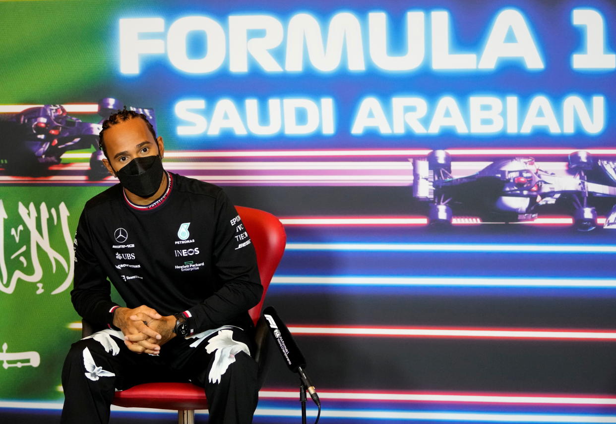 Formel-1-Weltmeister Lewis Hamilton vor dem Rennen in Saudi Arabien bei einer Presse Konferenz.