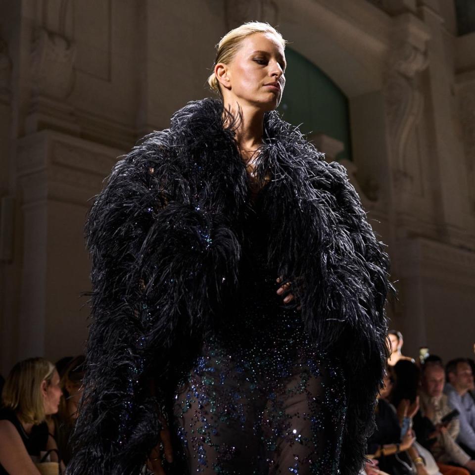 Karolina Kurkova, para Elie Saab Alta Costura Otoño/Invierno 2024-2025.