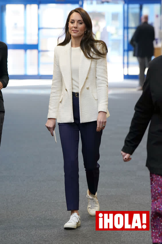 Deslumbrante Accidentalmente Arenoso Kate combina su nueva chaqueta de Zara con las zapatillas sostenibles de  las 'royals'