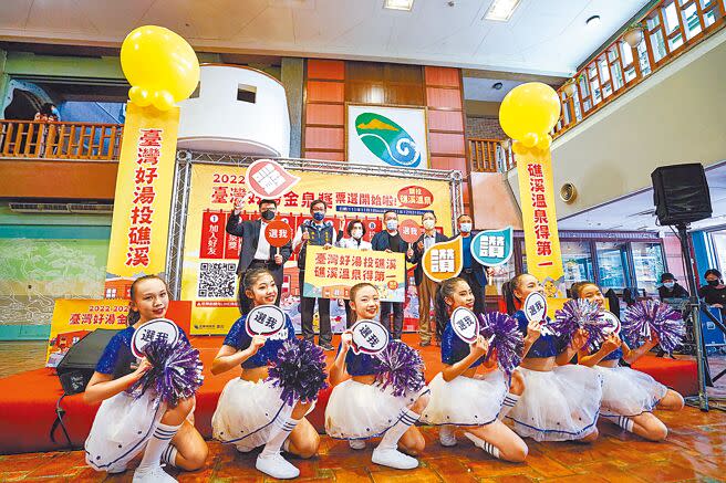 宜蘭縣政府7日成立「台灣好湯‧票投礁溪」競選總部，並在宜蘭各大觀光景點設立宣傳看板，號召全國民眾透過網路投票支持礁溪溫泉。（李忠一攝）