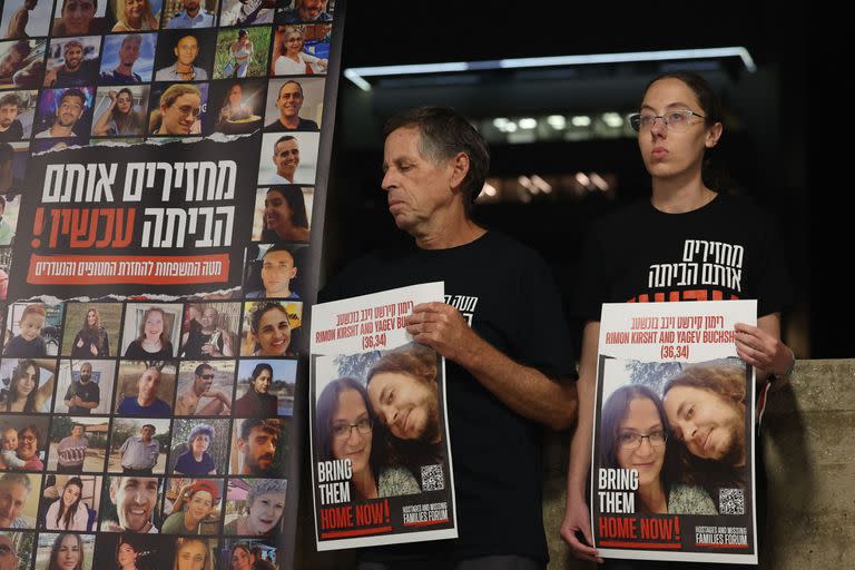 Familiares de los tres israelíes capturados por militantes palestinos en las incursiones masivas del 7 de octubre asisten a una rueda de prensa en Tel Aviv el 30 de octubre de 2023. 