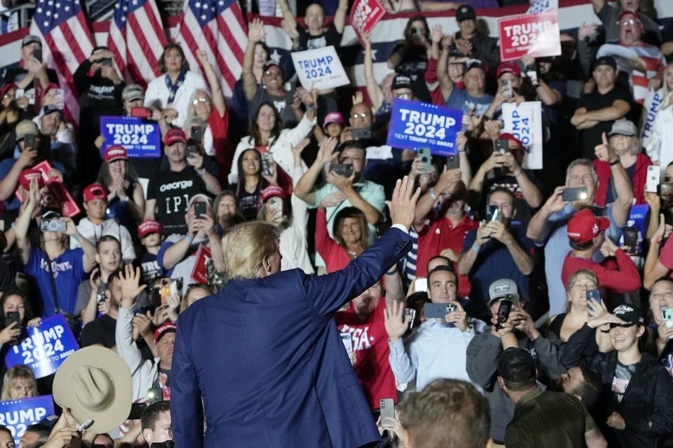 Le candidat républicain à la présidence Donald Trump quitte un meeting de campagne à Erie, en Pennsylvanie, quelques jours avant son inculpation pour avoir comploté en vue de renverser les résultats de l’élection de 2020. (AP Photo/Sue Ogrocki)