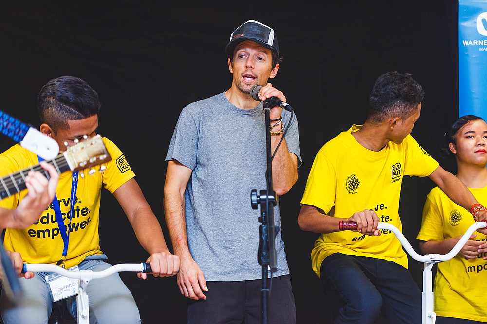 Jason Mraz performs alongside 10 orang asli children from the Sols.ai academy in Kuala Lumpur. — Picture courtesy of Warner Music Malaysia