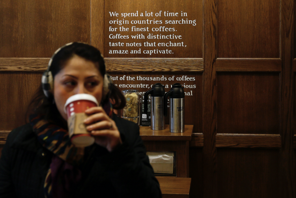 Una mujer bebe una taza de café en la sucursal de Starbucks en Vigo Street, barrio Mayfair, Londres, el 11 de enero de 2013 (Foto: REUTERS / Stefan Wermuth).