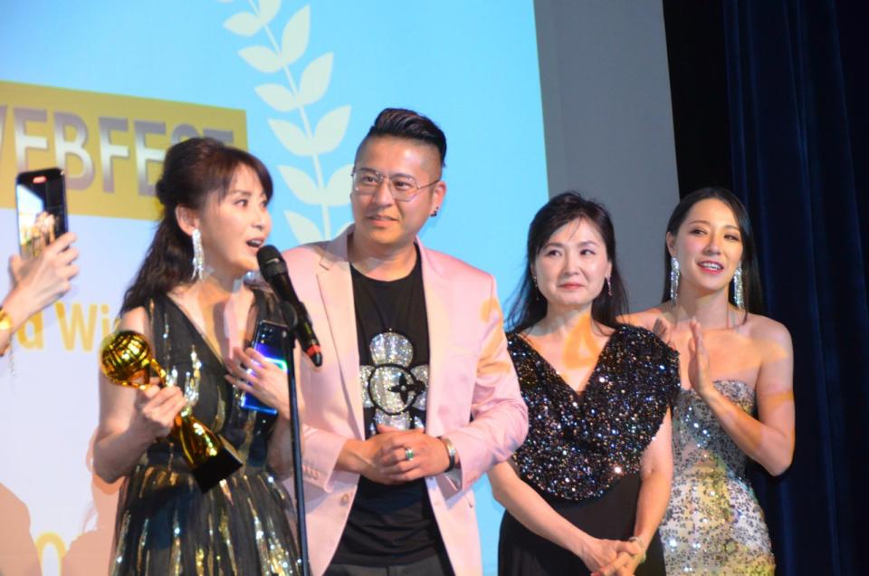 導演朱岩蘭（左一）發表獲獎感言，我們來自台灣。（本報記者／攝影）