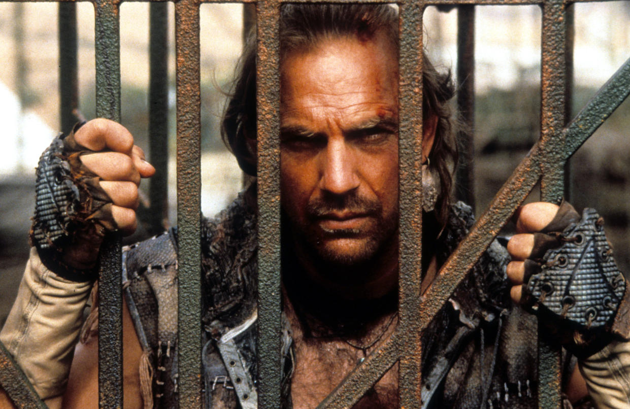 Kevin Costner encarcelado en una escena de la película 'Waterworld', 1995. (Foto de Universal/Getty Images)