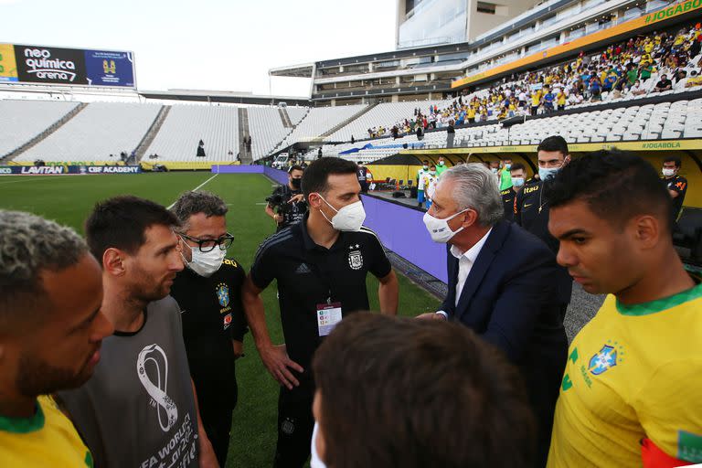 El diálogo entre los entrenadores de Argentina, Lionel Scaloni, y Tite, de Brasil, en medio de la interrupción del partido