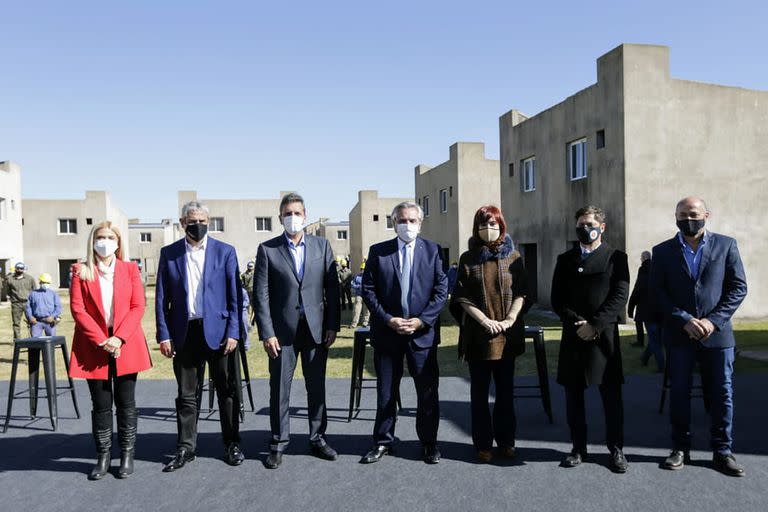 El Presidente de la Nación, Alberto Fernández, junto a la Vicepresidenta Cristina Fernández de Kirchner, al gobernador de Buenos Aires, Axel Kicillof, y al ministro de Desarrollo Territorial y Hábitat, Jorge Ferraresi, encabezaron este miércoles en el partido de Ensenada la presentación del Programa Reconstruir, destinado a finalizar la construcción de 55 mil viviendas