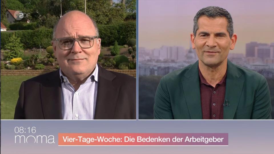 Moderator Mitri Sirin (rechts) wies Steffen Kampeter auf Studien zur Vier-Tage-Woche sowie die Wünsche junger Arbeitnehmerinnen und Arbeitnehmer hin. (Bild: ZDF)