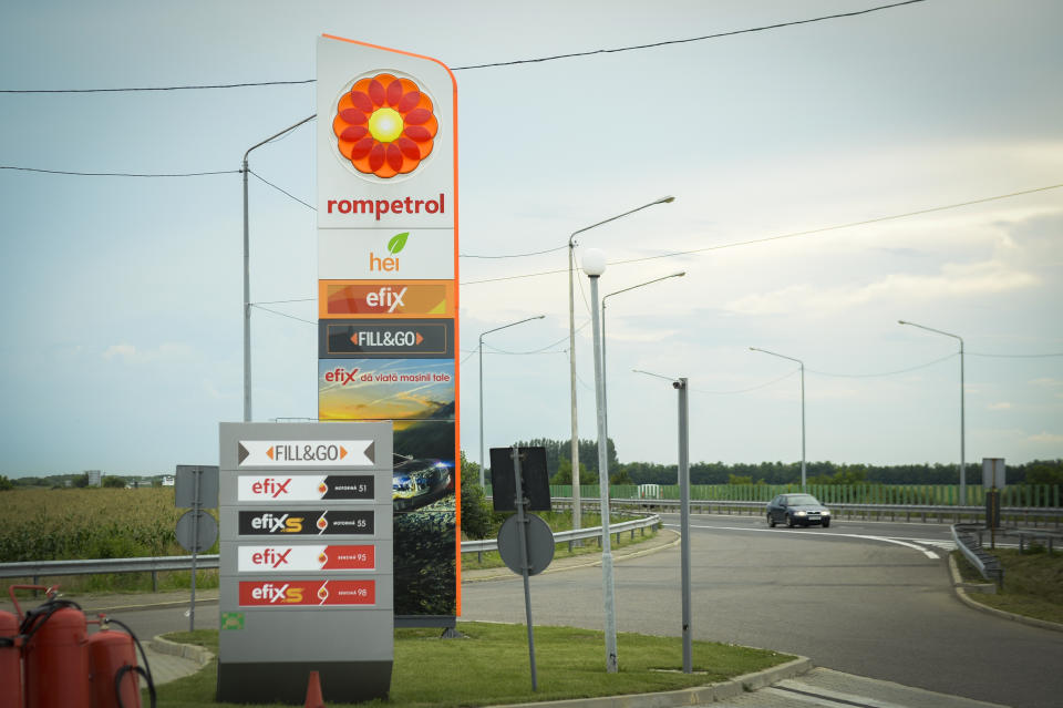 <p>Los rumanos también pagan menos en impuestos de combustible que los españoles. El precio de cada litro de gasolina lleva 37 céntimos de euro en tributos y el de gasoil 24. Aquí el IVA es del 19%. (Foto: Jaap Arriens / NurPhoto / Getty Images).</p> 