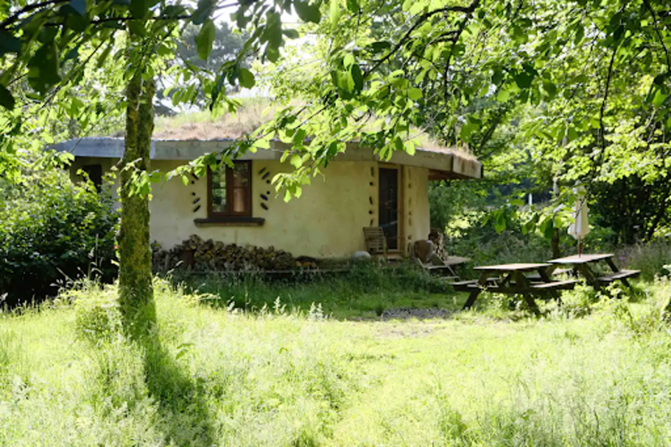 Unique magical roundhouse in its own woodland  (airbnb)