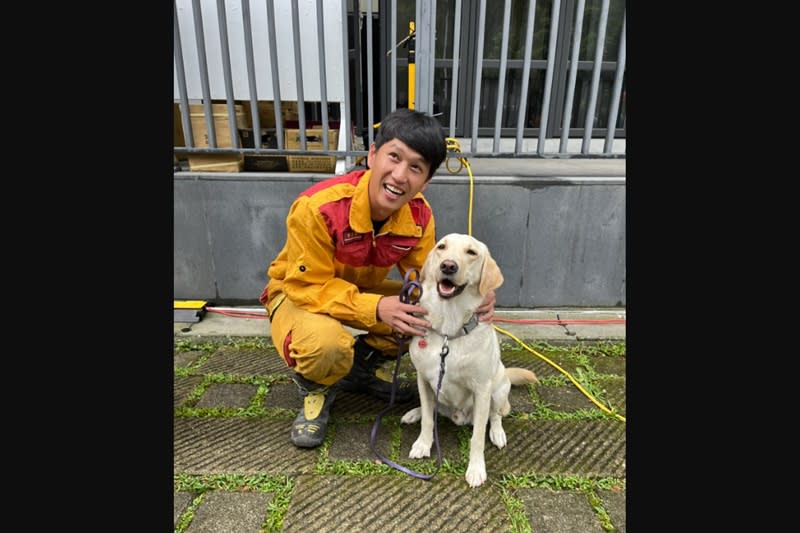 花蓮縣消防局特搜搜救犬小組成立3年，搜救犬Hero（右）等3犬近期首度投入震災搜救，領犬員王澤偉（左）11日帶著Hero參與砂卡礑步道搜尋任務。（中央社）