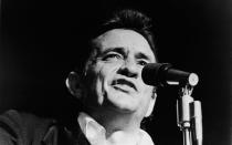 Als Teenager war Dolly Parton in Johnny Cash verknallt. Als sie ihn einst bei der Traditions-Show "Grand Ole' Opry" in Nashville sah, war es sofort um sie geschehen. "Ich saß damals im Publikum und verstand endlich, was Sexappeal ist", erinnerte sie sich einst. (Bild: Getty Images/Hulton Archive)