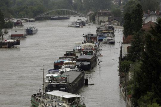 Thousands evacuated as floods batter Paris region