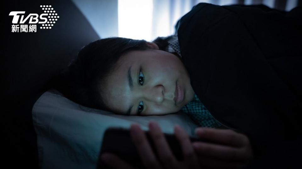 父親不滿15歲女兒常滑手機到半夜。（示意圖，非當事人／shutterstock達志影像）