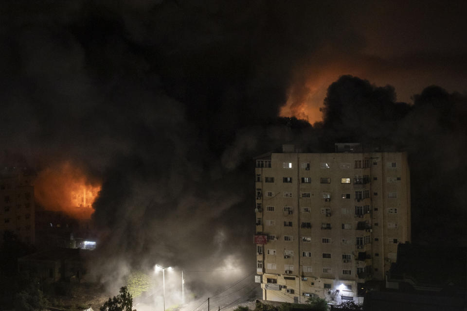 <p>E' guerra aperta tra Israele e Hamas, con decine di morti e centinaia di feriti, e l'escalation di attacchi da ambo le parti prosegue. 1.050 fra razzi e colpi di mortaio sono stati lanciati dalla Striscia contro lo Stato ebraico, in particolare su Tel Aviv e altre città israeliane. Le autorità hanno proclamato lo stato d'emergenza nella città di Lod. Preso di mira anche l'aeroporto Ben Gurion. In risposta l'esercito israeliano ha compiuto oltre 500 attacchi contro obiettivi terroristici di Hamas e Jihad nella Striscia. Oggi previsto un vertice urgente del Consiglio di sicurezza dell'Onu. (AP Photo/Khalil Hamra)</p> 