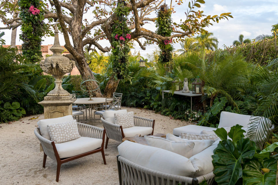 Set your outdoor living room in the garden