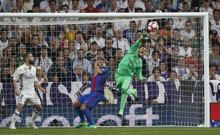 El portero Keylor Navas ataja ante la mirada de Luis Suárez del Barcelona. 23 de abril de 2017. Reuters/Susana Vera/Livepic