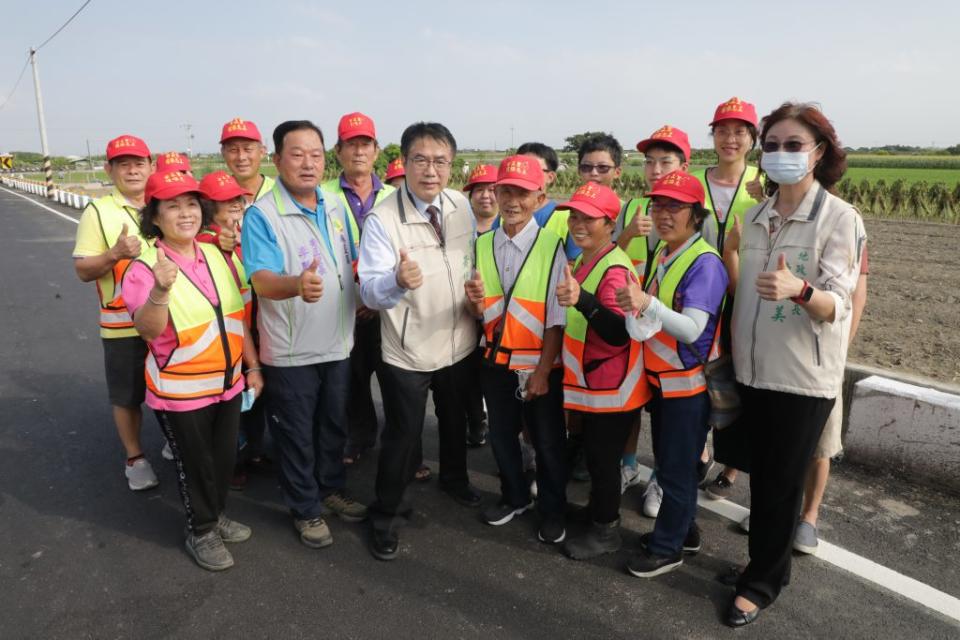 黃偉哲視察農路改善成果，臺南農漁水路修繕經費及長度為全國第一。