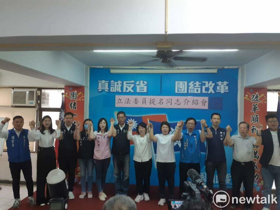 國民黨嘉義市黨部介紹立委參選人張秀華，營造大團結氣勢。   圖：蔡坤龍/攝