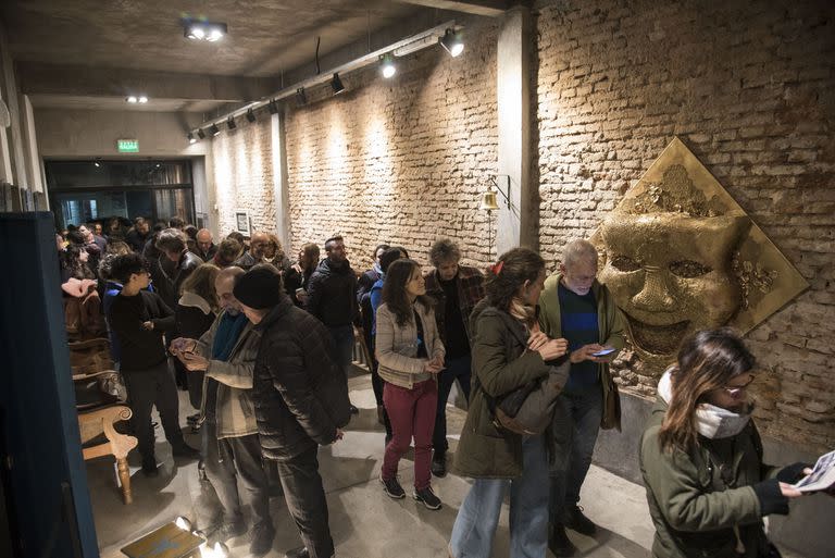 La entrada del Teatro del Pueblo, con el público ingresando hasta completar la capacidad de la sala que presentaba El brote, una foto que se repitió durante casi 80 funciones de la obra