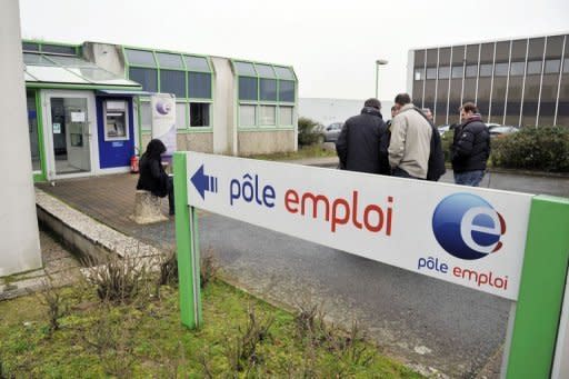 La víctima, un argelino de 42 años residente en Francia, se inmoló con fuego el miércoles delante de una agencia del organismo público encargado de los subsidios para los desocupados, Pôle Emploi. (AFP | Alain Lemasson)