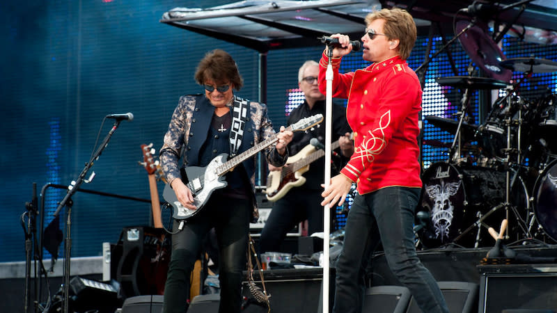  Jon Bon Jovi and Richie Sambora live on stage. 