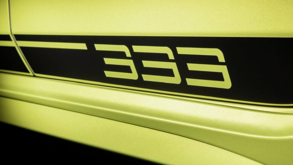 車側點綴有「333」字樣賽車條紋，凸顯Golf R 333不凡。(圖片來源/ Volkswagen)