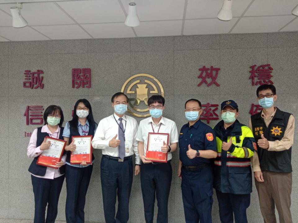 警二分局長張澤銘（右三）等人，感謝第一線的機警行員，成功攔阻民眾的詐騙匯款。（記者張上耕翻攝）