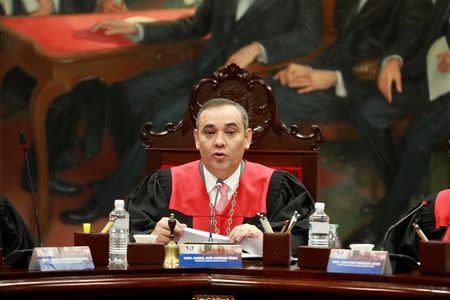 Imagen de archivo. El presidente de la Corte Suprema de Venezuela, Maikel Moreno, habla durante una conferencia de prensa en Caracas, Venezuela el 28 de junio de 2017. REUTERS / Marco Bello