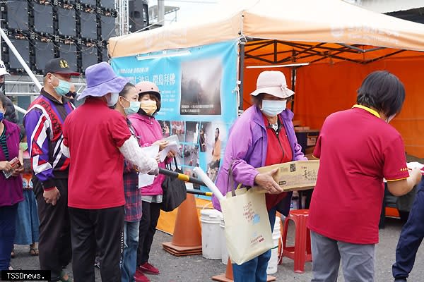 行動佛殿153站在屏東林邊祈福，世界佛教正心會現場發送愛心物資關懷弱勢。