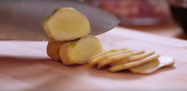 Slice ginger to help remove the pork smell