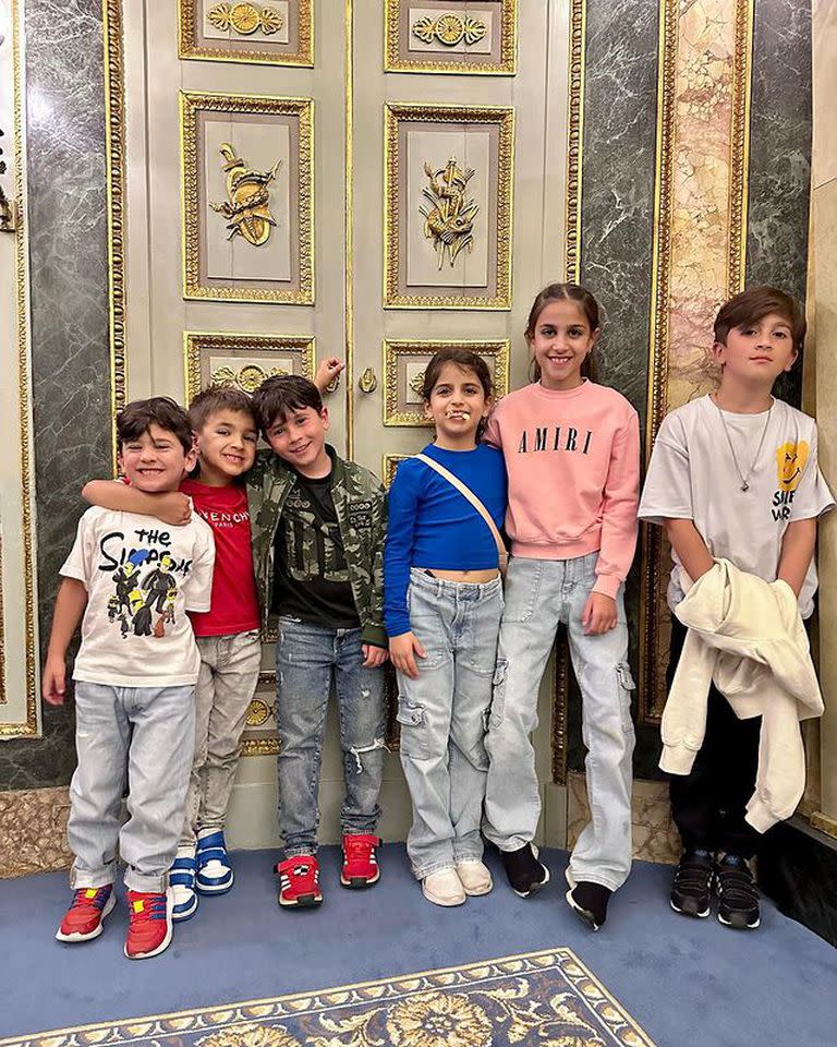 Ciro, Thiago y Mateo Messi junto a Capri, Lia y Leonardo Fábregas en Italia