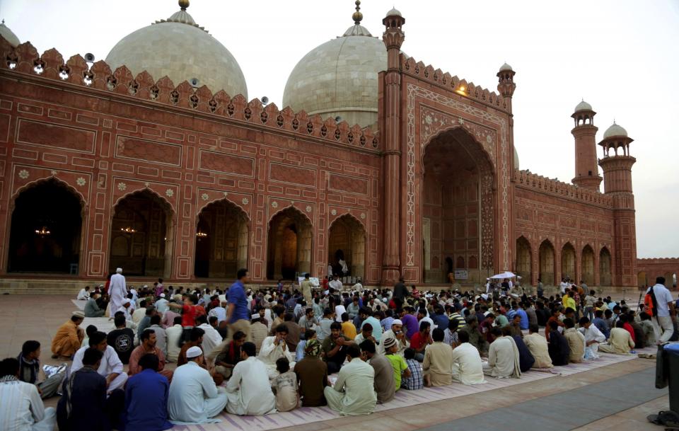 <p>Muslims gather at the Badshahi Mosque for the iftar meal during Ramadan in Lahore, Pakistan, May 29, 2017. (AP Photo/K.M. Chaudary) </p>