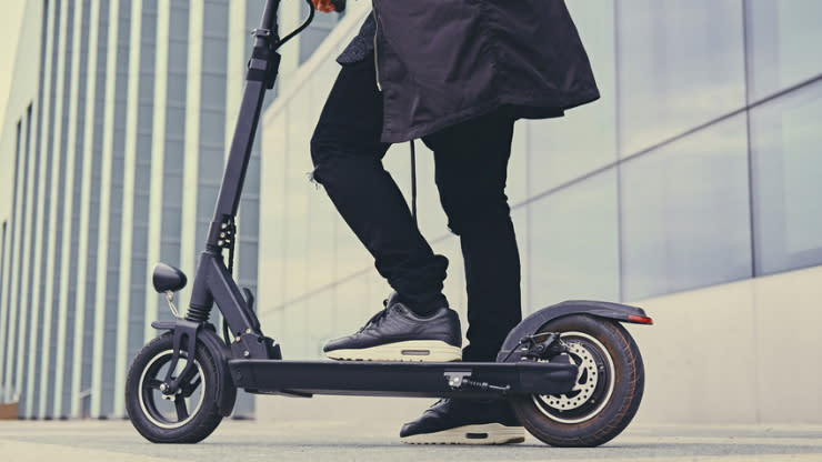 Gros plan sur une trottinette électrique