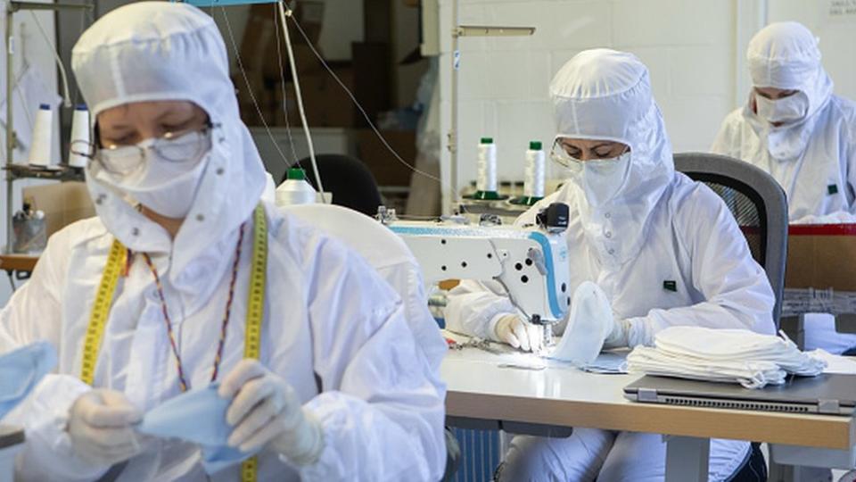 Trabajadoras cosen mascarillas