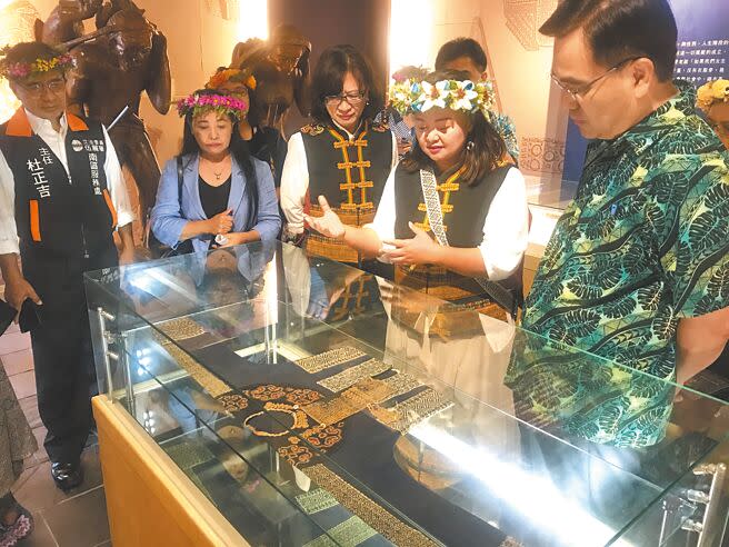 原民會主委夷將‧拔路兒（右一）17日參觀屏東霧台文物館的「持織以恆─魯凱族女子一生所繫」特展。（謝佳潾攝）