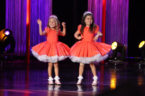 Sophia Grace and Rosie Perform 'Thrift Shop'