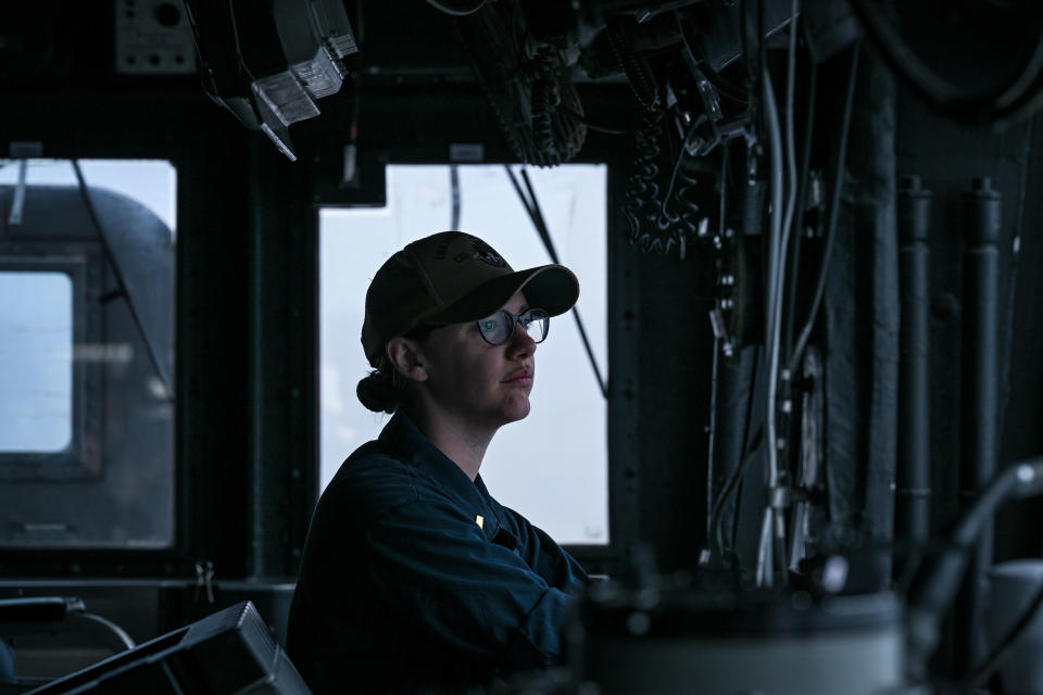 Una oficial de la Marina estadounidense lleva a cabo sus deberes desde el puente del USS Philippine Sea, un crucero lanzamisiles, durante las operaciones con el USS Dwight D. Eisenhower contra objetivos hutíes en el mar Rojo, el 21 de febrero de 2024. (Kenny Holston/The New York Times)

