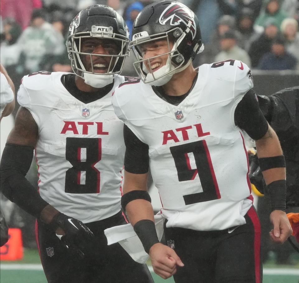East Rutherford, NJ — December 3, 2023 — Kyle Pitts of and Falcons quarterback Desmond Ridder celebrate their teams TD in the first half. The Atlanta Falcons topped the NY Jets 13-8 at MetLife Stadium on December 3, 2023 in East Rutherford, NJ.