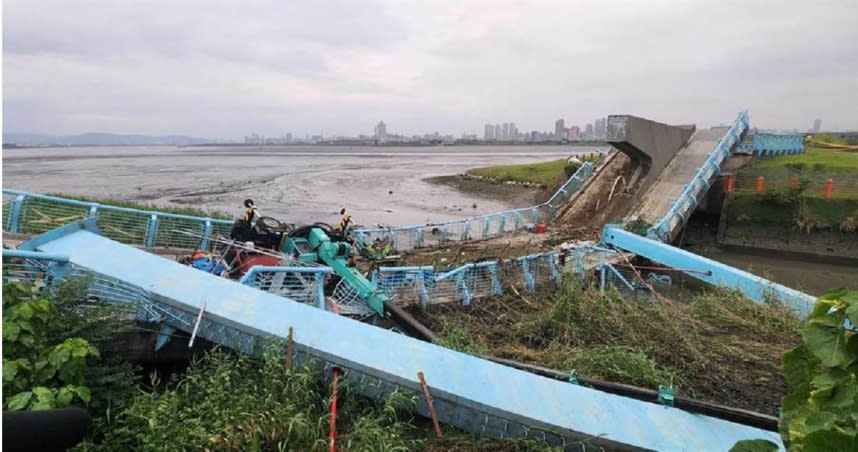 新北市五股區成泰路四段附近的觀音坑溪橋，在今日下午3時45分發生斷橋事故，造成3名工人跟著橋梁墜落，救起後已送往淡水馬偕醫院急救。（圖／中國時報記者黃敬文攝）