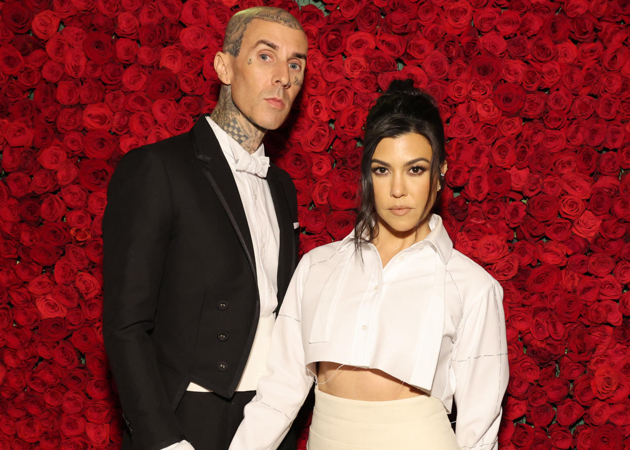 Travis Barker y Kourtney Kardashian en The 2022 Met Gala Celebrating 