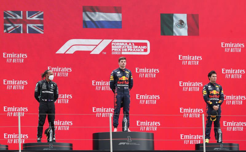 Max Verstappen de Red Bull celebra en el podio luego de ganar el Gran Premio de Francia de la Fórmula 1