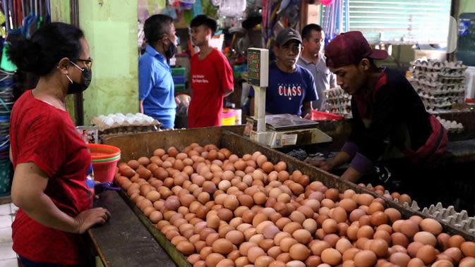 Pedagang telur ayam melayani pembeli di Pasar Kelapa Dua, Kabupaten Tangerang, Banten, Rabu (29/12/2021). Jelang pergantian tahun, harga telur ayam mencapai Rp 30.000 per kg. (Liputan6.com/Angga Yuniar)