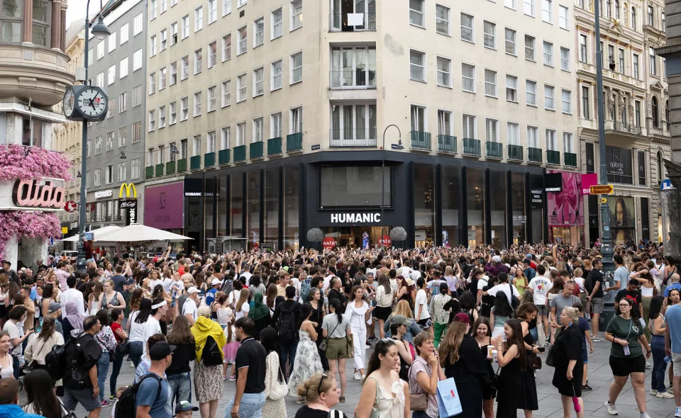 Taylor Swift fans sing together on Stephansplatz in Vienna, Austria. (Thomas Kronsteiner / Getty Images)