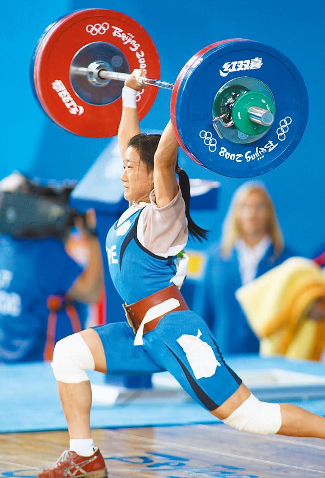 因禁藥等問題，2028年奧運將移除舉重項目。圖為舉重女將陳葦綾在2008北京奧運女子48公斤級摘下銅牌，但因前兩名得主違規使用禁藥，遞補獲得金牌。（本報資料照片）