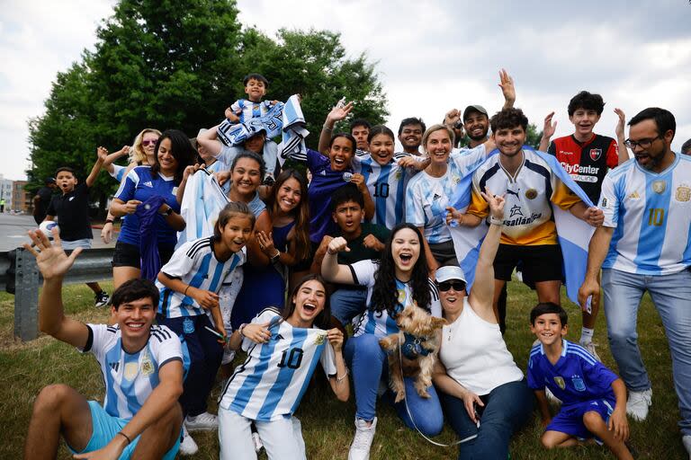 Hinchas de la Selección Argentina, frente al centro de entrenamiento Kennesaw University State FifthThird Bank Stadium