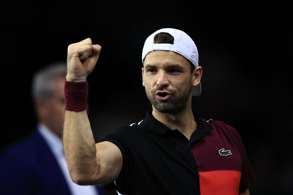 Grigor Dimitrov, de Bulgaria, celebra después de derrotar a Hubert Hurkacz, de Polonia, en los cuartos de final del torneo de tenis Masters de París, en la Arena Accor, el viernes 3 de noviembre de 2023 en París. (AP Foto/Aurelien Morissard)