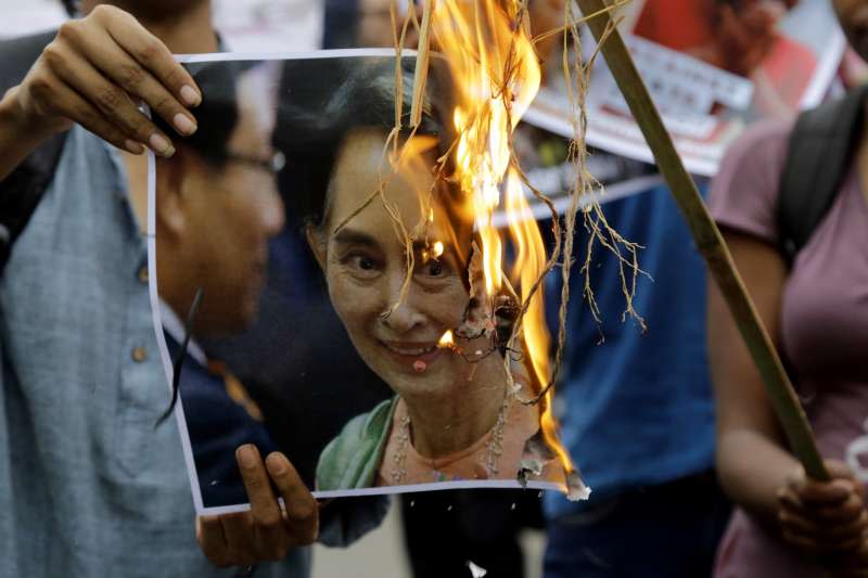 緬甸羅興亞難民問題再起，抗議民眾憤怒焚燒翁山蘇姬頭像。（美聯社）